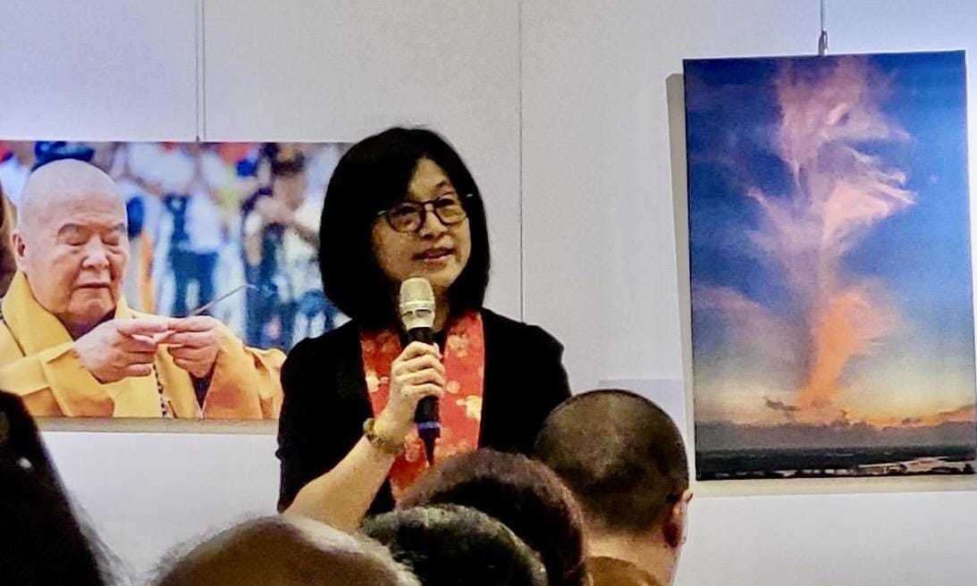 榮譽功德主范思筠則分享慧裴法師成長過程，作為家中獨子備受疼愛，從出家至弘法的過程，正是一種無聲的說法，並勉勵大眾不要只是看一張照片，每一張圖像都蘊含無限的感人故事。 圖：黃博郎／攝
