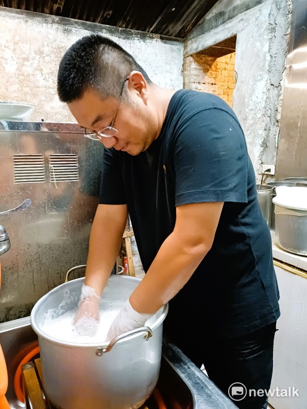 勇哥（周榮棠）將年輕時跟隨舅舅辦桌學到的經典辦桌菜，透過更細膩的手法，以當日現有的新鮮食材料理出菜，無菜單方式，替顧客省去點菜的煩瑣，還多了分當下的驚喜，因此受到不少民眾喜愛，也是許多名人經常光顧的餐廳。 圖：台南市政府提供