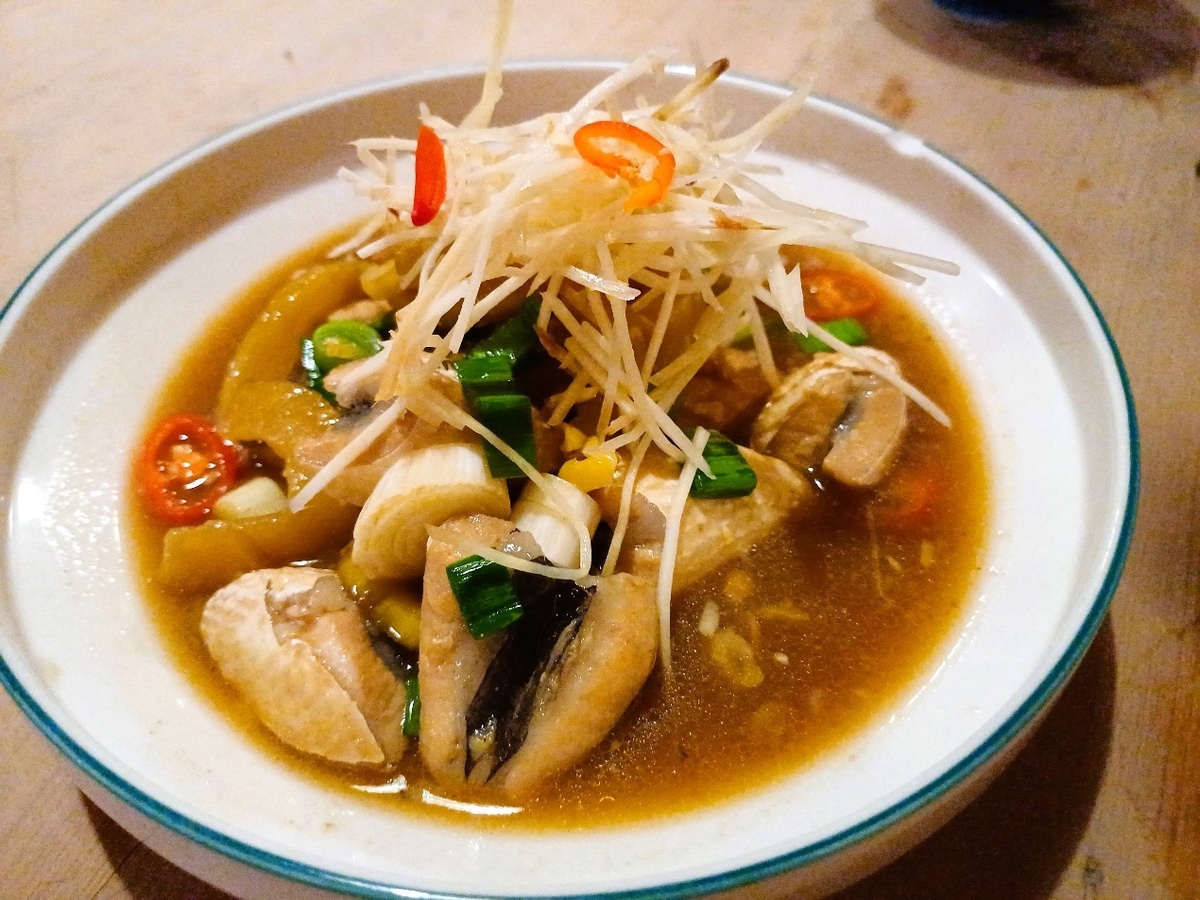 勇哥發現一條虱目魚才有那一小塊的魚臍，一改過去做成魚羹的吃法，以醃瓜或鳳梨豆醬蒸煮，鹹香、酸香烘托出魚的鮮味，成為筑馨居的獨門料理。 圖：台南市政府提供