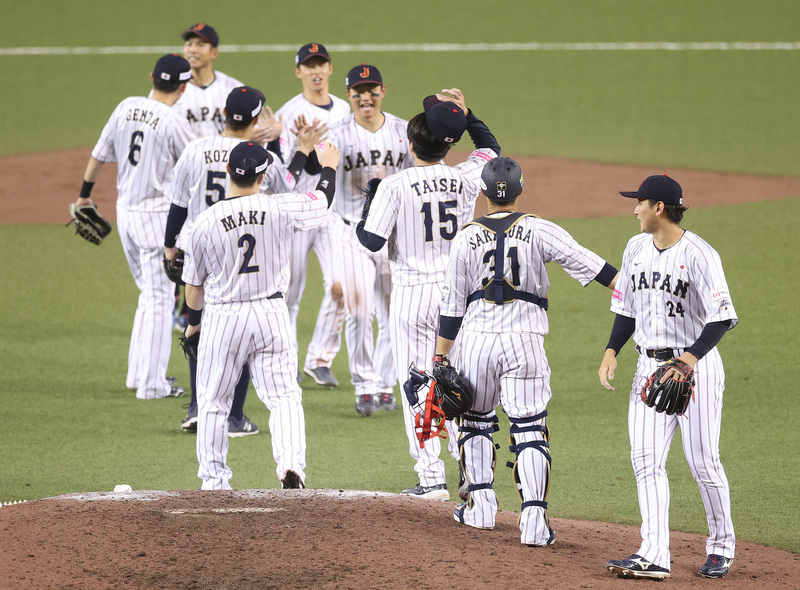 世界12強棒球賽B組預賽15日晚間在台北大巨蛋上演日韓大戰，日本隊靠著牧秀悟敲出逆轉安打以及森下翔太轟2分砲，最終以6比3擊退韓國，賽後選手在場中開心擊掌致意。 圖：中央社提供