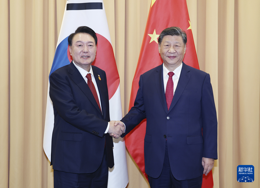 南韓總統尹錫悅（Yoon Suk Yeol）與中國國家主席習近平在APEC場邊會談。 圖/取自新華社