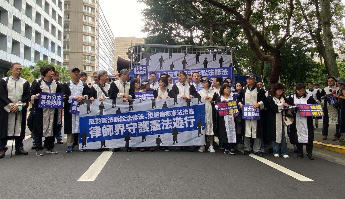 上百位律師穿著律師袍上街抗議翁曉玲的憲法訴訟法修正 圖：林朝億/攝