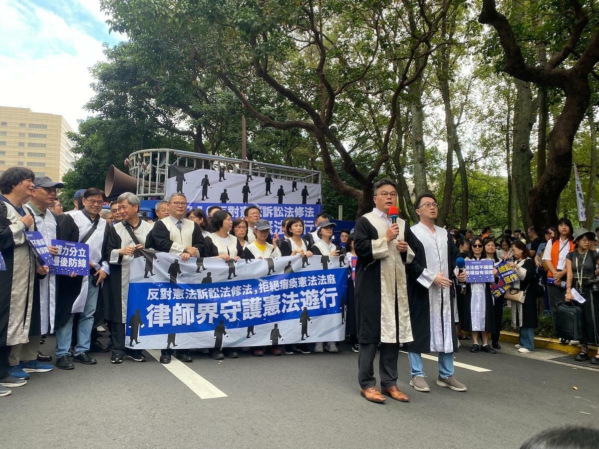 上百位律師穿著律師袍上街抗議翁曉玲的憲法訴訟法修正，他們於活動前舉行記者會 圖：林朝億/攝