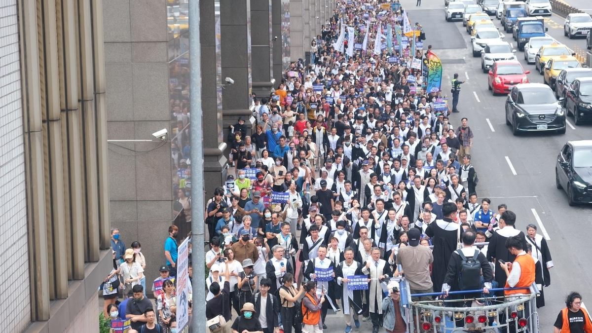 上百位律師走上街頭抗議翁曉玲的憲法訴訟法修正案 圖：主辦單位提供