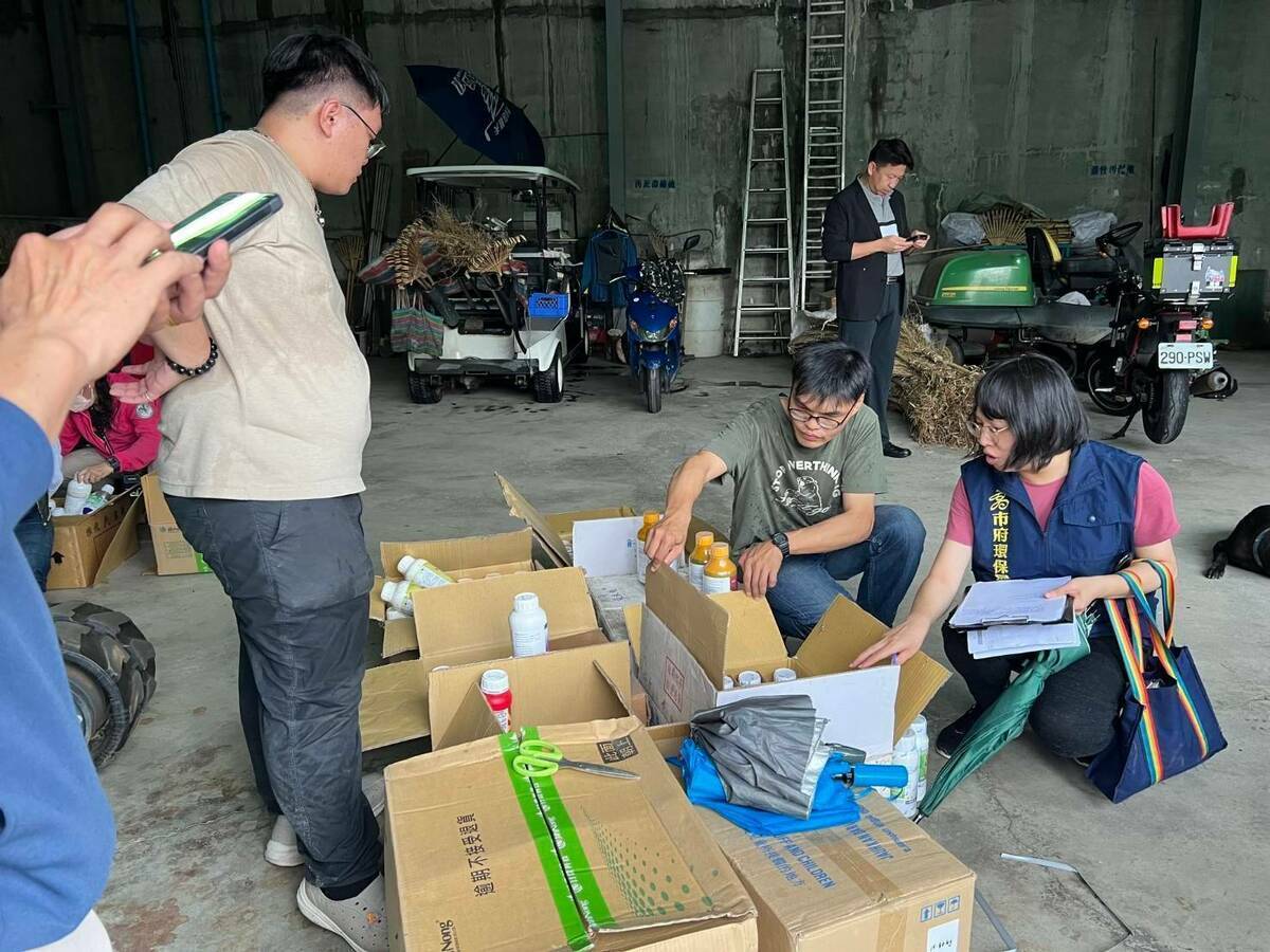 工務局、環保局及農業局於球場倉庫查獲農藥一批。 圖：高雄市工務局提供（資料照）