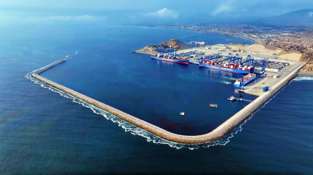 中國日前在祕魯 ( Republic of Peru ) 的查查港 ( Chancay port ) 舉行了盛大的開港儀式。 圖: 擷自X帳號@COSCOSHIPPING