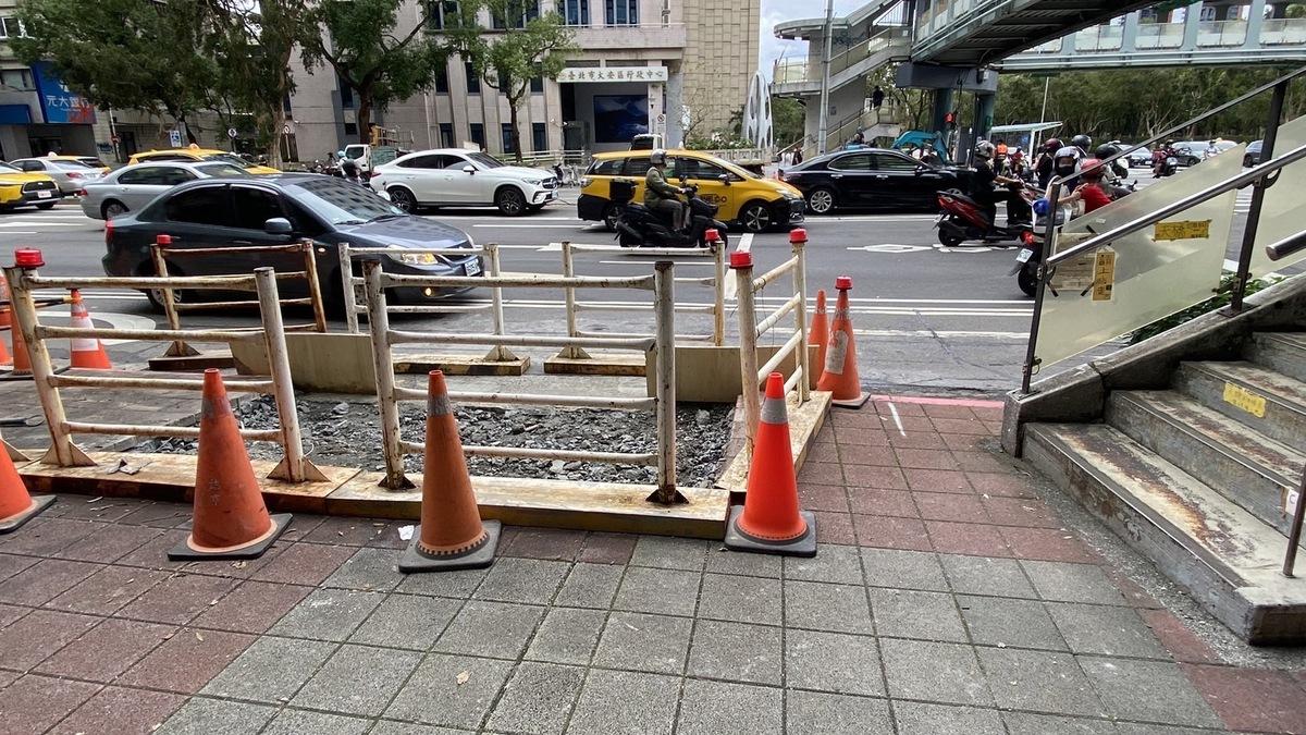 和平新生路口庇護島行穿線退縮施工。 圖：「守護和平新生天橋」團體提供