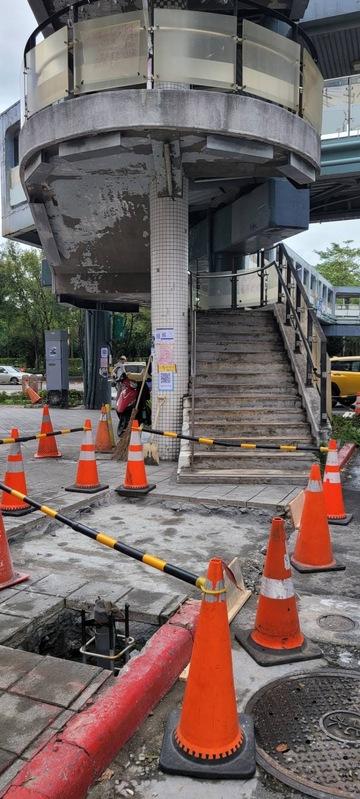 和平新生路口庇護島行穿線退縮施工。 圖：「守護和平新生天橋」團體提供