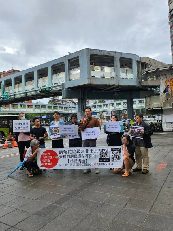 和平新生天橋提報文化資產， 文化局11月13日現場勘查，「守護和平新生天橋」向審議委員簡報。文化局表示，會勘結果一週前後出爐。 圖：「守護和平新生天橋」團體提供