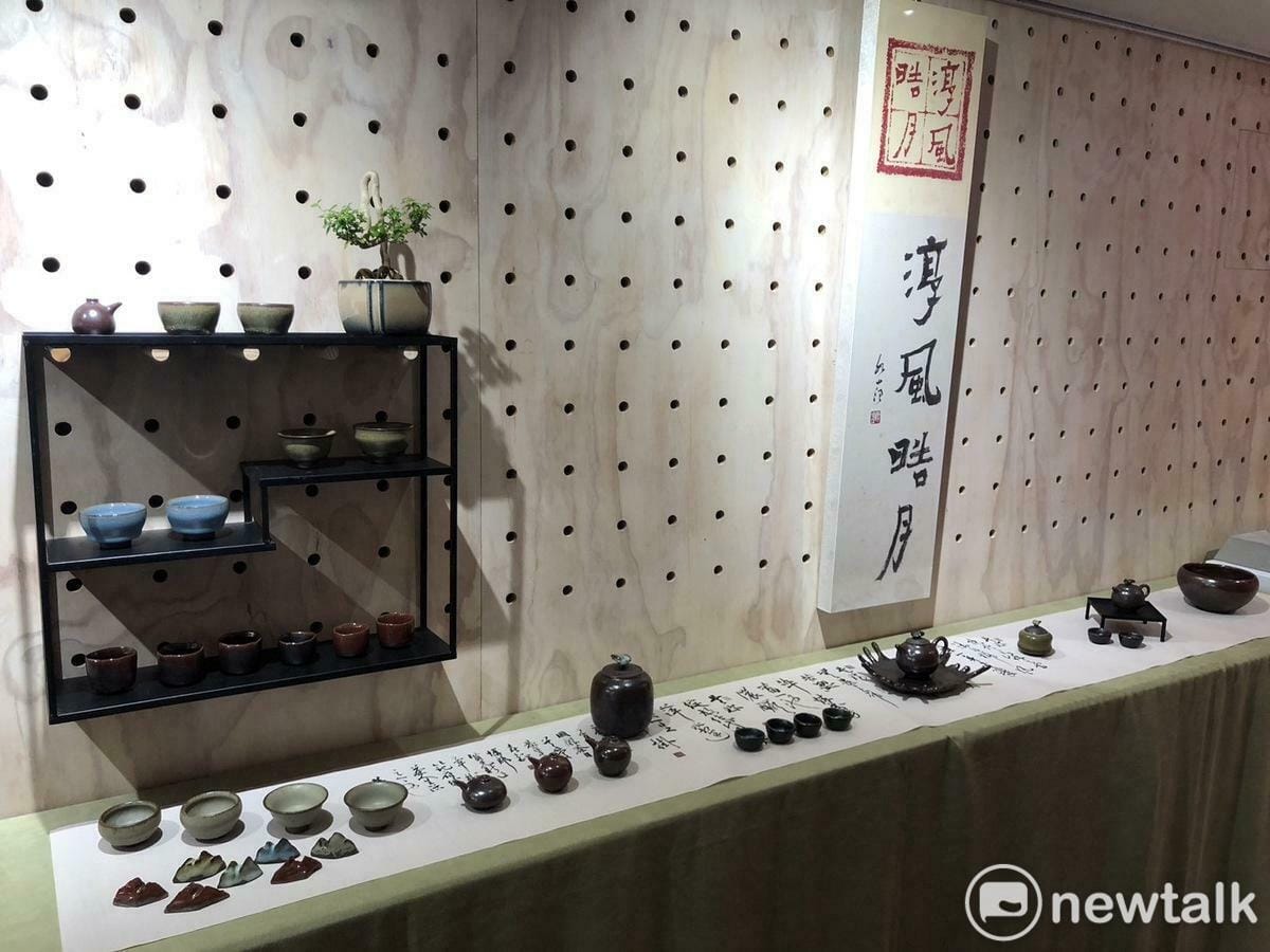 陶藝家陳志強在丹橘人文藝術空間舉辦「靜謐時光」─陶藝茶器創作個展，展覽主題旨在探討陶藝與生活、生命的關聯，以及茶道文化的結合。透過優雅的茶器，讓參觀者充分感受陶藝的魅力與生活的藝術性。 圖：黃博郎／攝