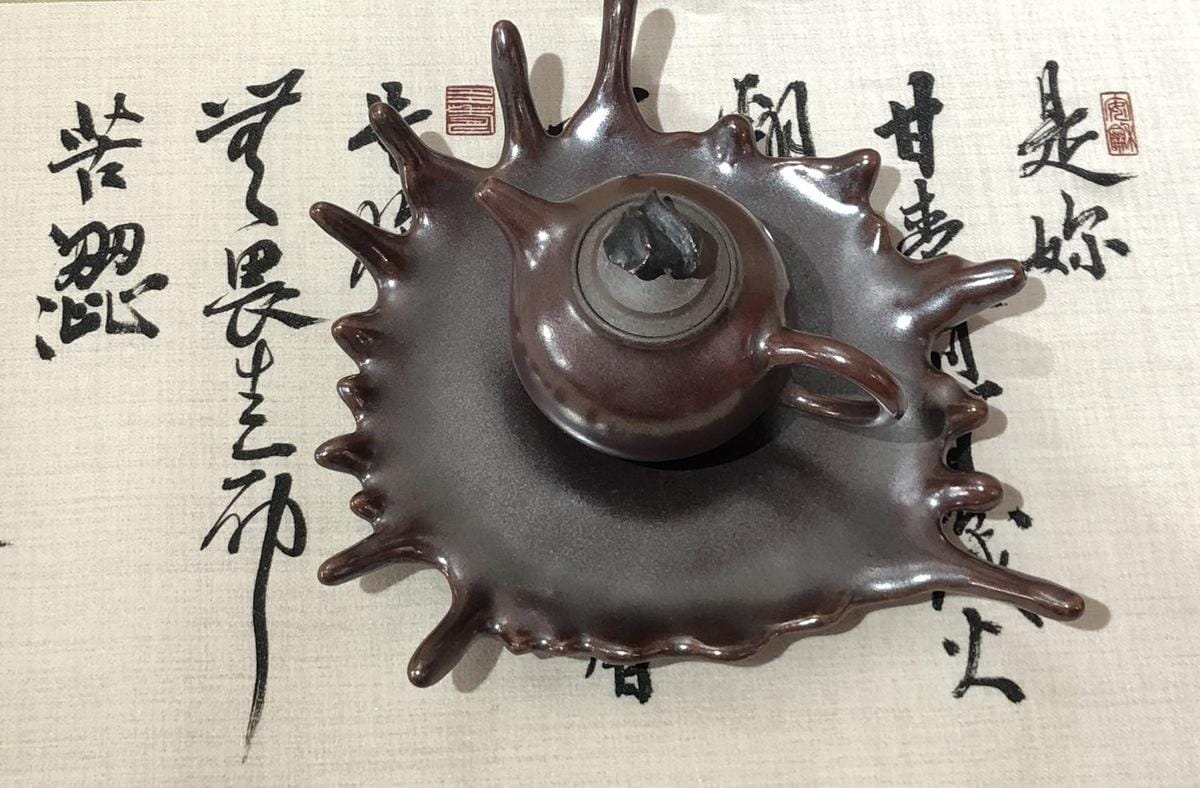 陳志強創作的茶承，器形、紋路如同墨水潑灑痕跡，展現隨興、灑脫、不拘泥的表現方式。 圖：黃博郎／攝