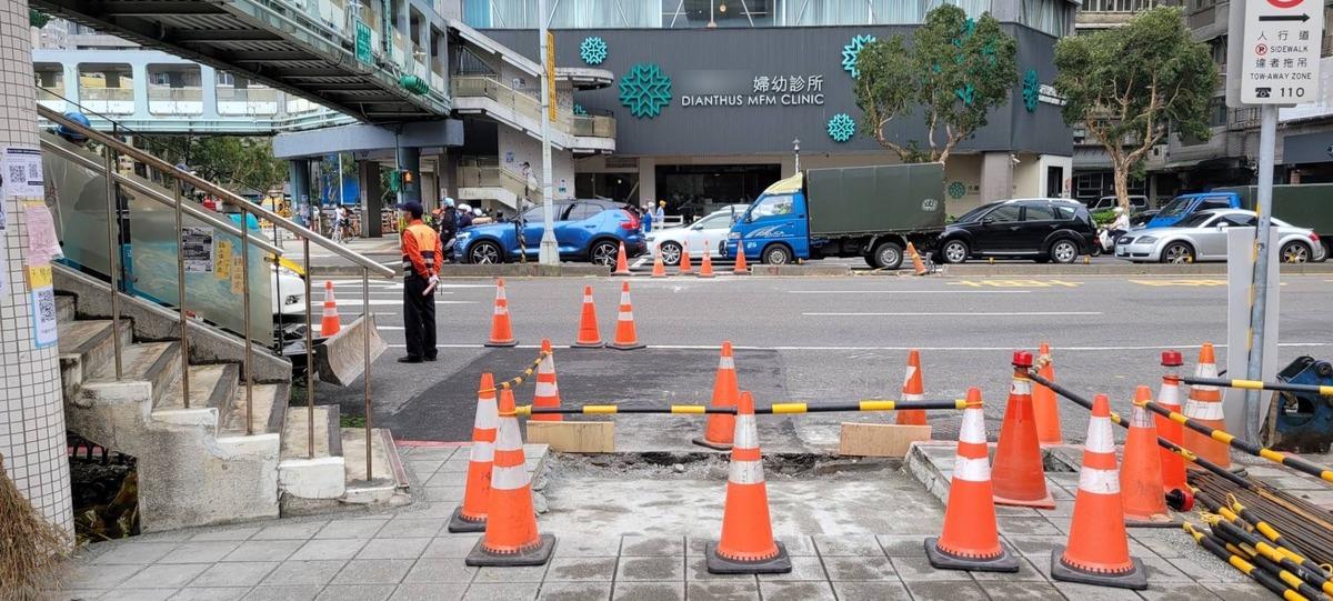 「守護和平新生天橋」團體表示，施作斜坡道與樓梯入口過近，讓上下天橋非常不方便，趁機製造橋墩為障礙物的藉口。 圖：「守護和平新生天橋」團體提供
