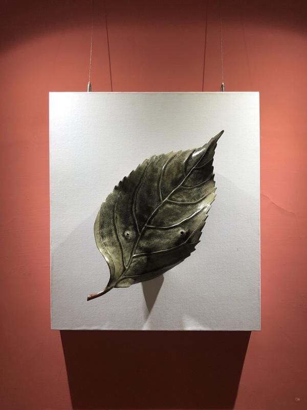 陶藝雕塑作品則以茄苳和樟樹葉為靈感，從具像的壁掛、茶承到抽象的擺件，陳志強希望透過對樹葉形態及釉色的觀察，呈現生命的四時變化和盛衰法則，自然散發生命的通透和心靈沉靜的美感。 圖：黃博郎／攝