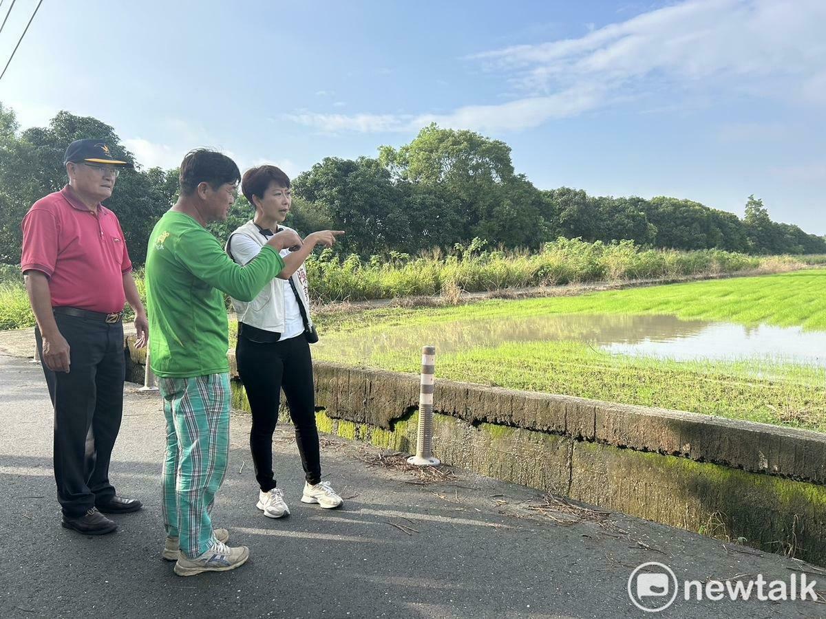 陳亭妃今日接獲官田、六甲、柳營及後壁地區農民反映，蕎麥及黑豆颱風損害情況相當嚴重，她立即安排會勘，親赴現場了解蕎麥與黑豆的災損情況，並同步通報農業部及農糧署，呼籲簡化程序，從簡、從寬、從速認定災損，減輕農民壓力。 圖：陳亭妃服務處提供