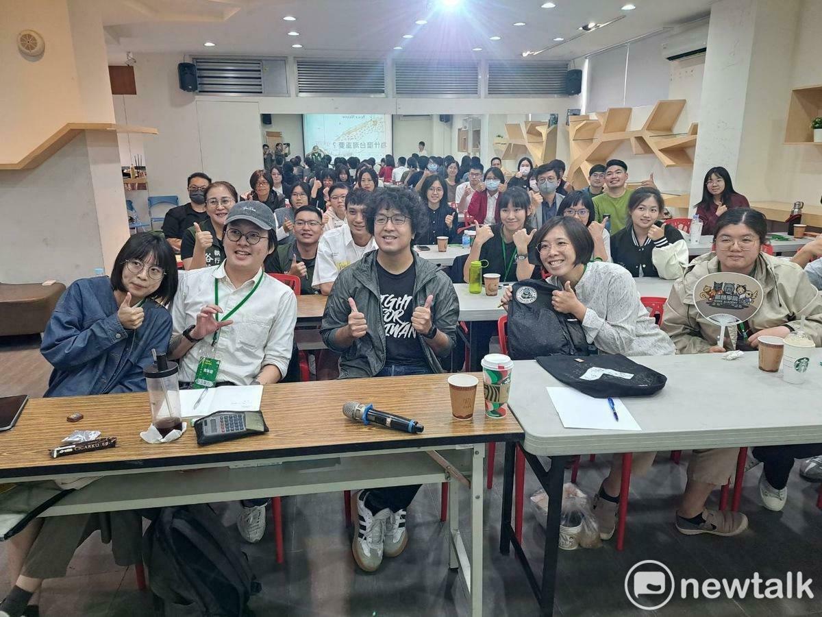 民進黨台南市黨部與中央黨部今日舉辦「青出於南 TEAM TAINAN」青年營，邀請立委沈伯洋、衛福部政務次長林靜儀及民進黨台南市黨部主委郭國文擔任營隊講師，與現場青年朋友討論台灣的未來與台南的發展。 圖：民進黨台南市黨部提供