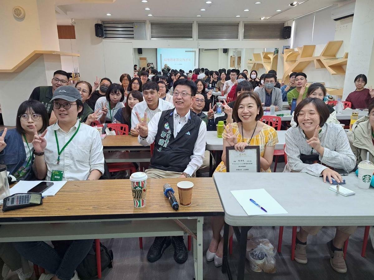 民進黨台南市黨部與中央黨部今日舉辦「青出於南 TEAM TAINAN」青年營，邀請立委沈伯洋、衛福部政務次長林靜儀及民進黨台南市黨部主委郭國文擔任營隊講師，與現場青年朋友討論台灣的未來與台南的發展。 圖：民進黨台南市黨部提供
