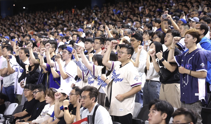 世界12強棒球賽B組預賽16日晚間在台北大巨蛋進行台灣隊與日本隊的賽事，場邊台灣球迷賣力應援。 圖：中央社