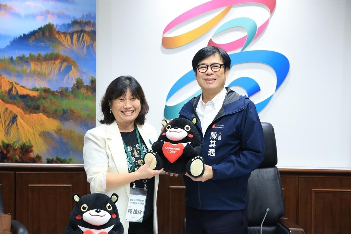 陳其邁(右)贈送高雄熊玩偶給陳桂鈴(左)。 圖：高雄市政府觀光局提供