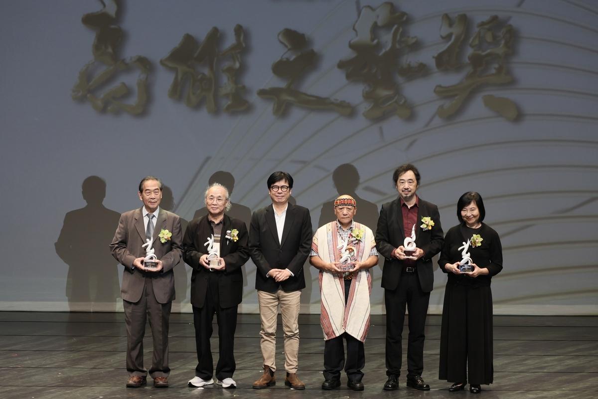 陳其邁(左三)頒獎給2024高雄文藝獎得主。 圖：高雄市文化局提供