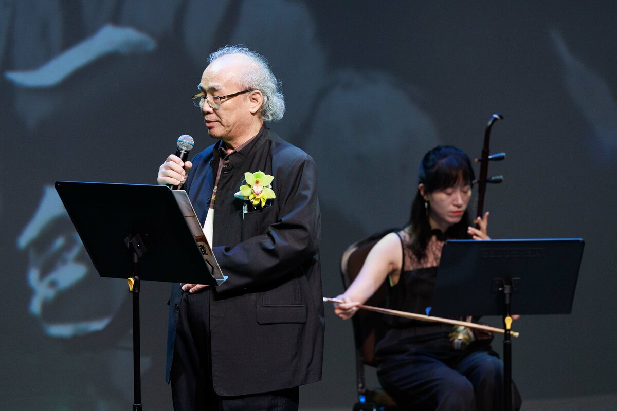 吳錦發(左)朗誦客語詩《米》，伴以二胡樂音。 圖：高雄市文化局提供