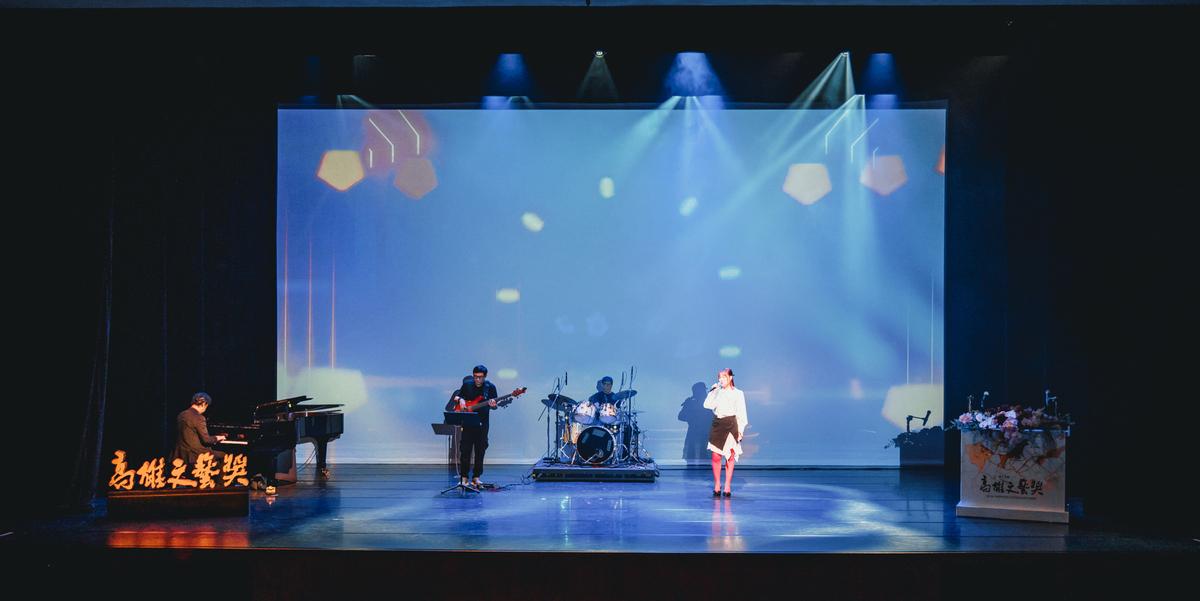 紀華麟帶領藍色狂想樂團演唱自創曲《倒數未來》。 圖：高雄市文化局提供