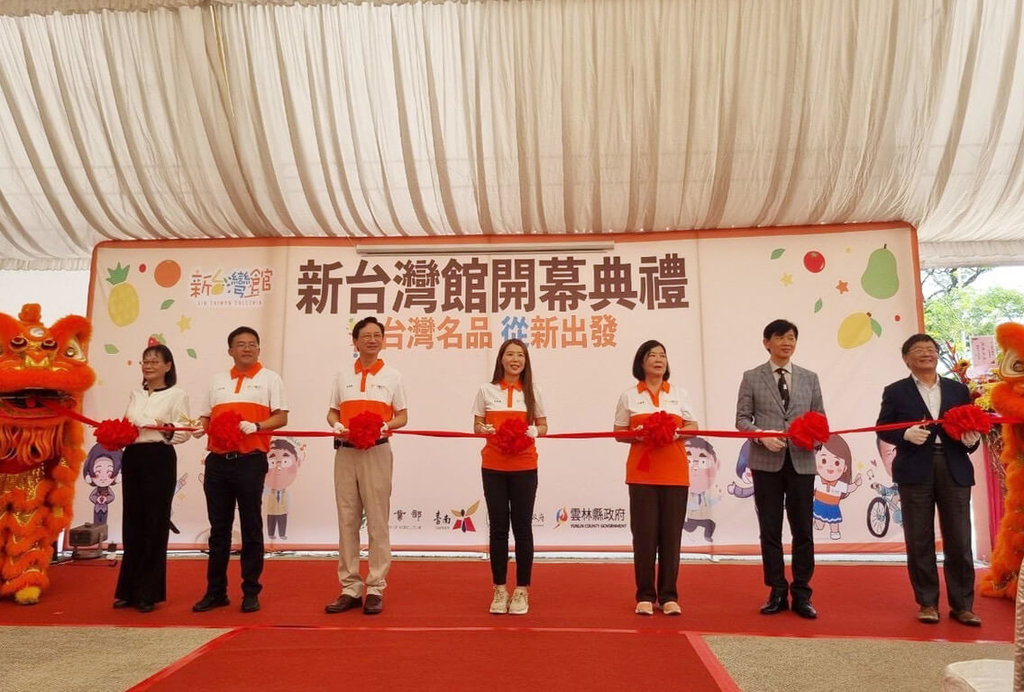 從事農業等領域的台灣業者，16日在新加坡設置「新台灣館-台灣名品體驗展示中心」，展示內容包含台灣各縣市等地方特產。 圖:新台灣館提供