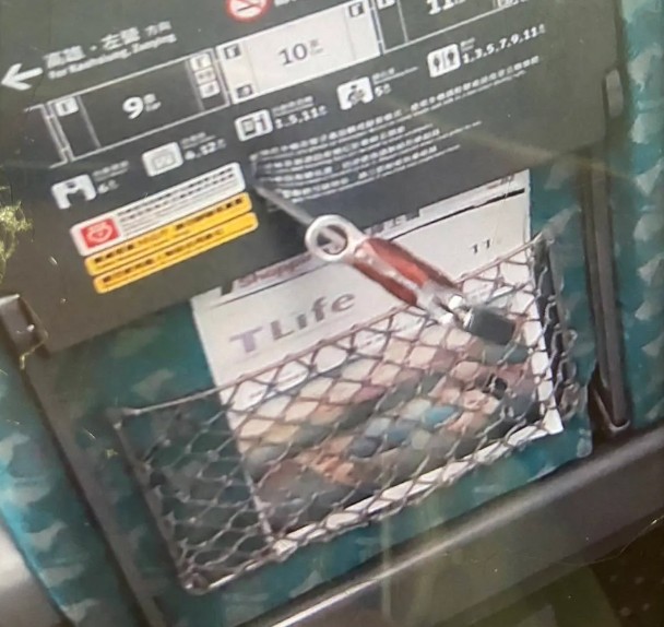 高鐵814次北上列車16日驚傳有乘客打人又持刀插椅背。 圖：翻攝threads