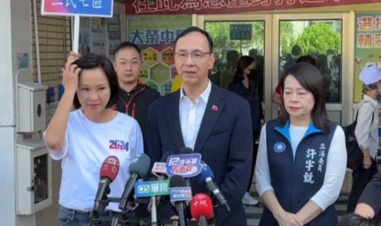 朱立倫(中)表示，國民黨財劃法版本會尊重朝野協商結果，現階段也不宜談到2026選舉，把工作做好最重要。 圖：孫家銘翻攝