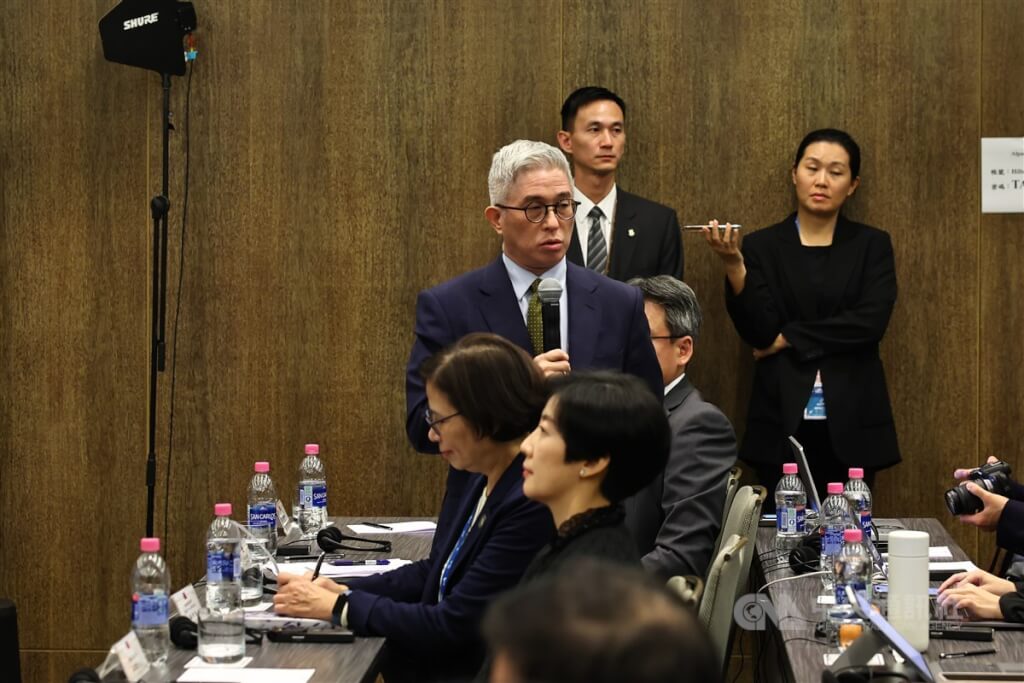 亞太經濟合作會議（APEC）年會在秘魯利馬舉行，於當地時間16日落幕，會後國安會副秘書長徐斯儉（中，持麥克風者）出席國際記者會，回應媒體提問。中央社記者翁睿坤利馬攝 113年11月17日 圖：中央社