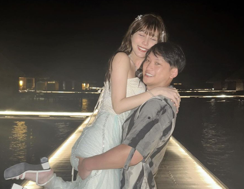 今(17)日妮婭無預警宣布被求婚的好消息，曬出鑽戒甜喊「我願意」。 圖：翻攝自妮婭iG