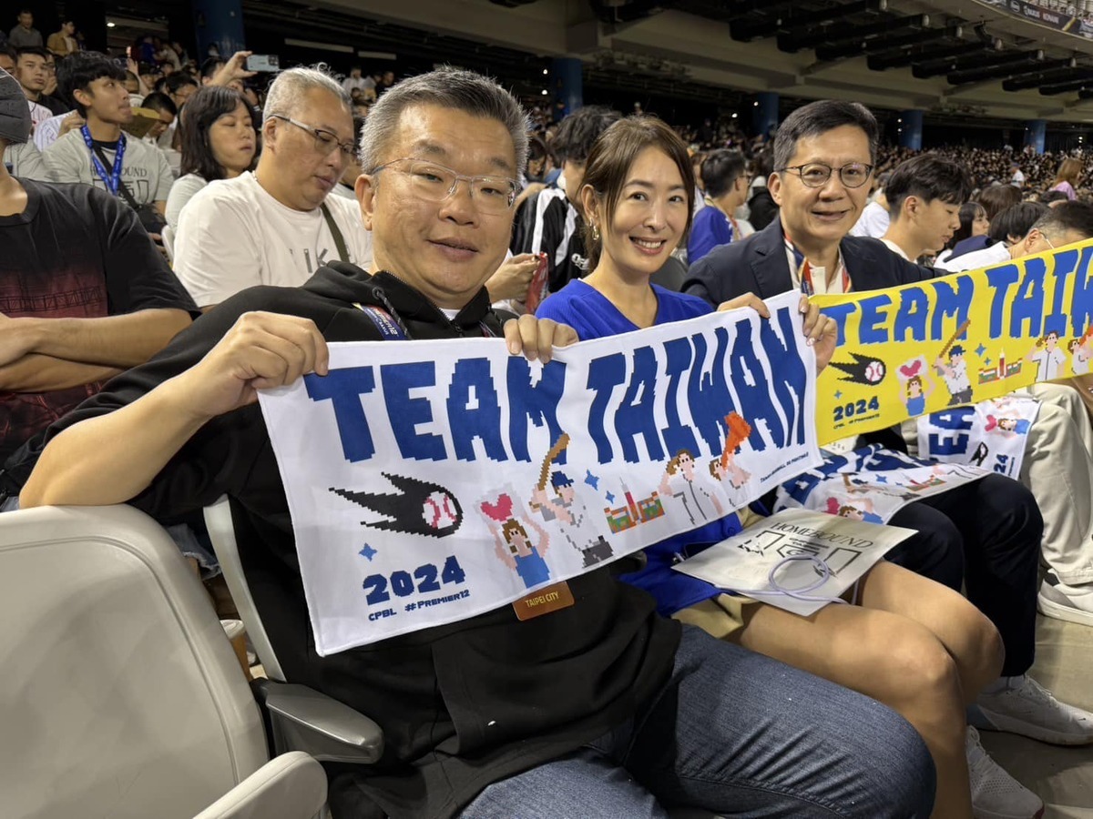 中職會長蔡其昌今（26）日受訪時表示，今天下午的遊行請社會各界支持他們，舞台是選手的，相信主辦單位應該可以做比較好的控管，不要像昨晚桃機就有一點混亂，導致很多奇怪的狀況發生。圖為張廖萬堅（右起）、賈永婕、蔡其昌等人一同觀賞台日大戰。（資料照片） 圖：翻攝自張廖萬堅臉書