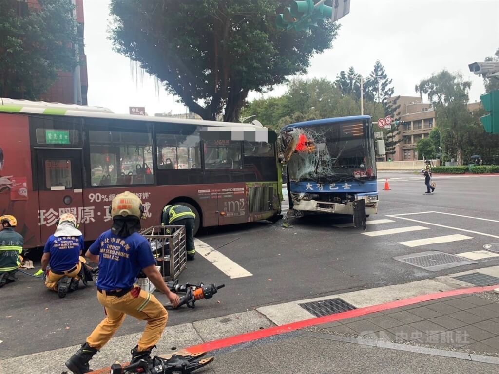 台北市中正區喜來登飯店前17日上午發生死亡車禍，停等行人的大都會客運遭後方大有巴士追撞，造成1名女行人被捲入車底送醫不治。 圖片來源: 中央社