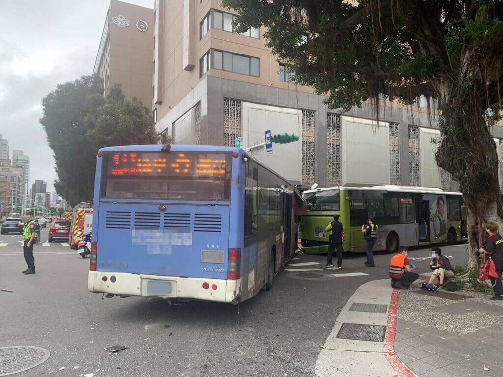 大有巴士（藍色車身）和大都會客運（綠色車身）17日在北市發生追撞事故，波及斑馬線上50歲林女，同行丈夫妻子喪命哀慟不已。 圖片來源: 中央社
