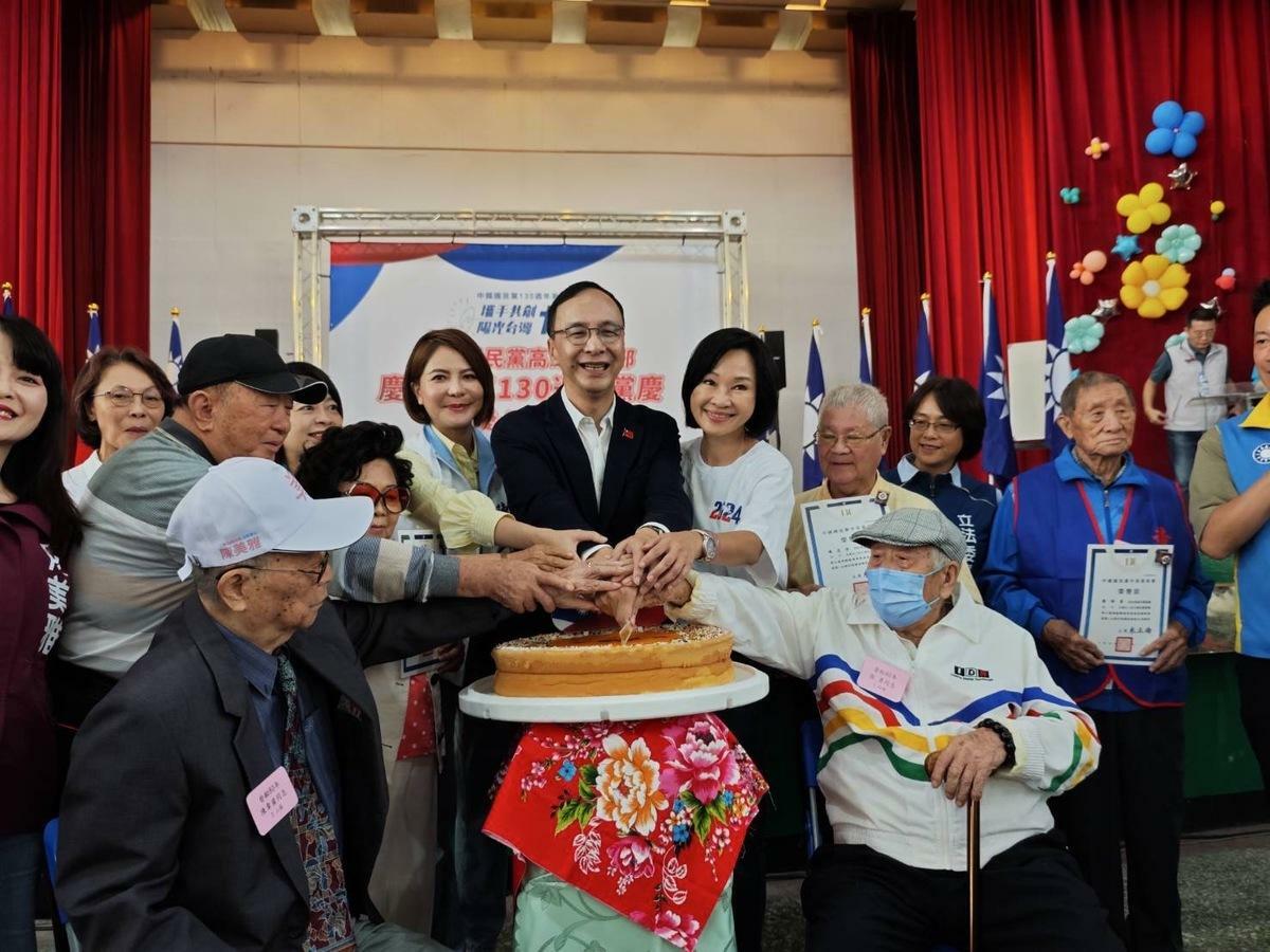 朱立倫(中)與黨籍立委、議員共切蛋糕並唱生日快樂歌。 圖：國民黨高雄市黨部提供