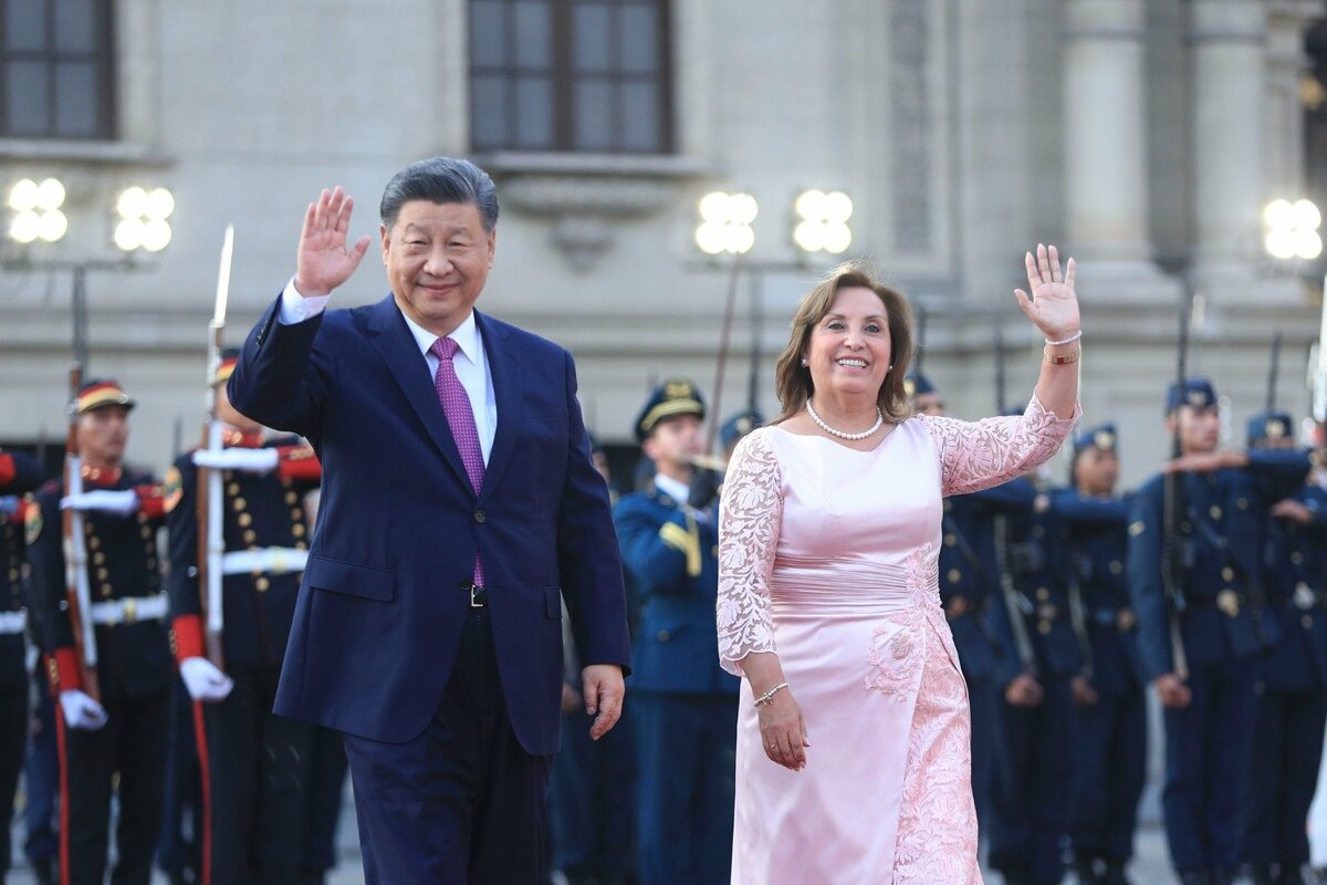 中國國家主席習近平（左）14日抵達祕魯 圖：翻攝自中華人民共和國駐秘魯大使館的X