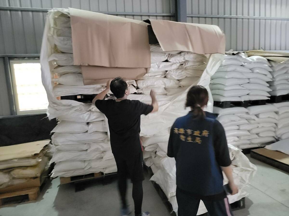 高市衛生局人員稽查庫存問題薑黃粉。 圖：高雄市衛生局提供