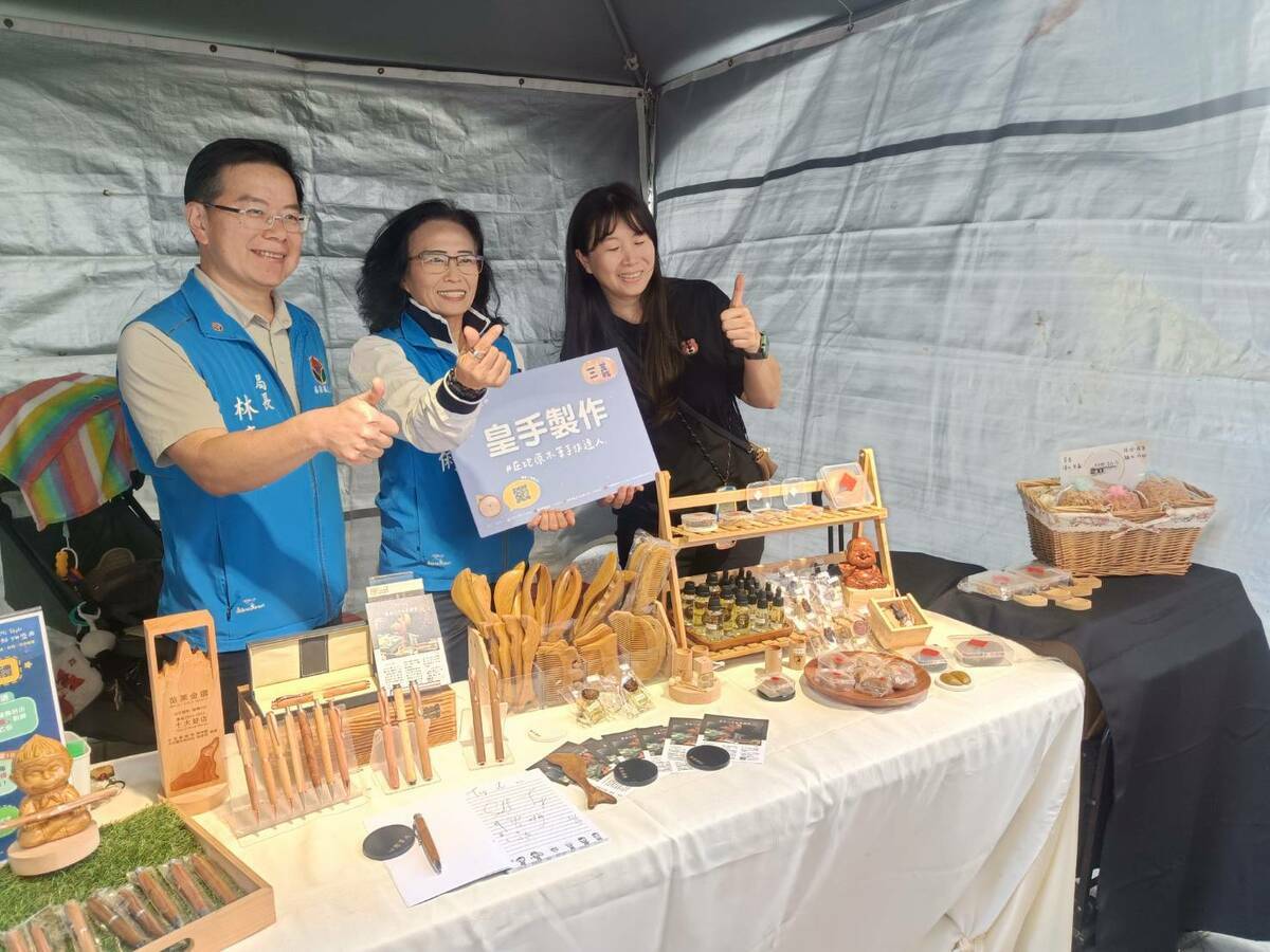 副縣長邱俐俐到場為設攤店家加持。 圖：唐復年/攝