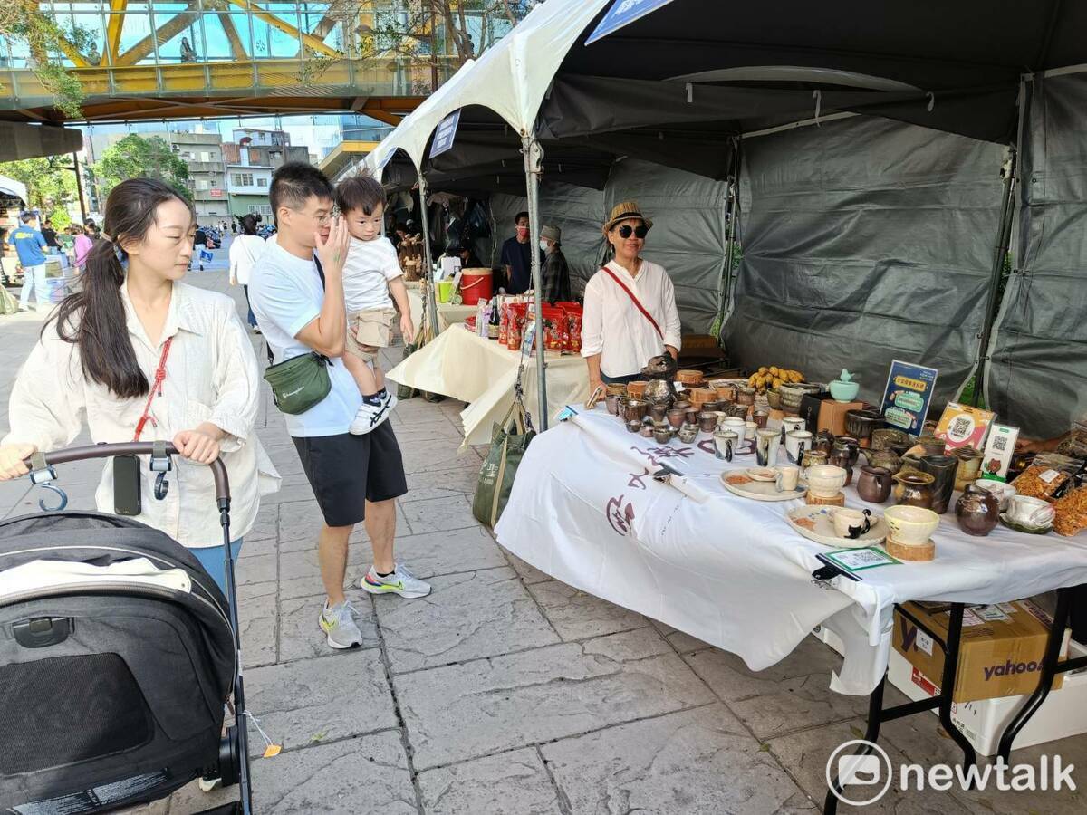 苗栗文創產業推廣記者會暨Miaoli Style文創好物盛典今日在頭份市尚順育樂世界天橋下廣場舉行，吸引不少民眾前來參與。 圖：唐復年/攝