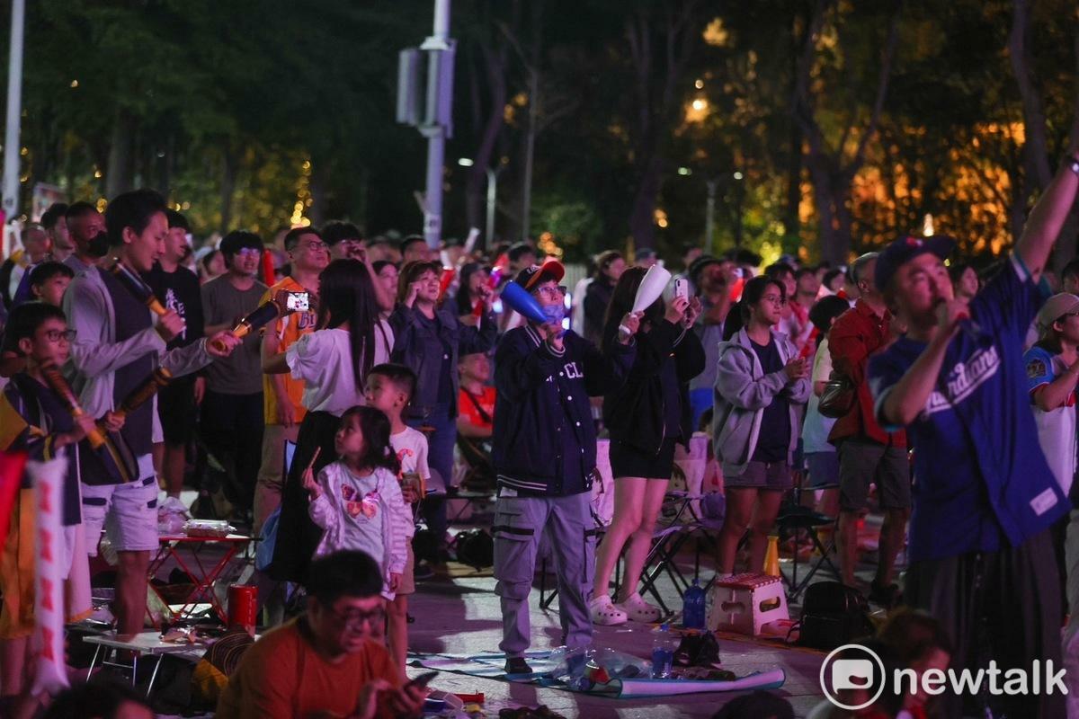 台灣隊大勝，現場球迷大聲歡呼！ 圖：唐復年/攝