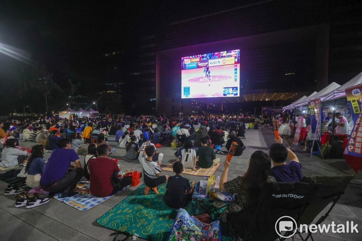 台中市政府廣場聚集數千球迷。  圖：唐復年/攝