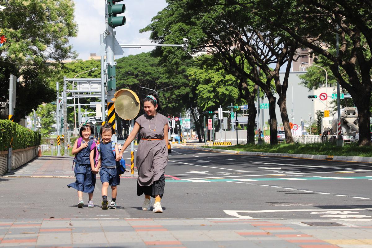 影片宣導行人穿越與校園周邊路口停讓。 圖：高雄市新聞局／提供