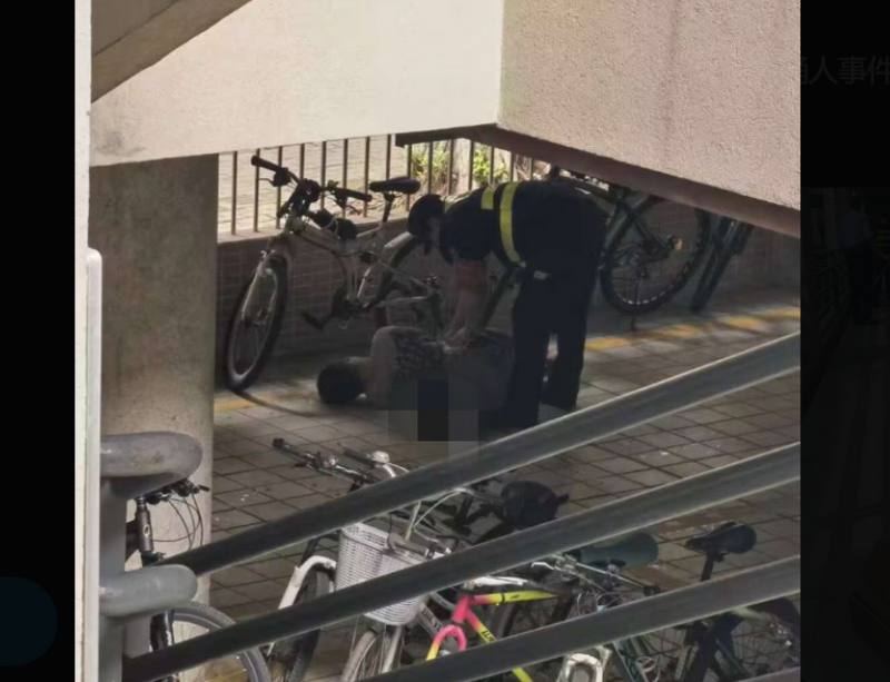 中國廣東工業大學宿舍17日驚傳砍殺案，有人疑似中刀倒地。 圖：翻攝X（前推特）