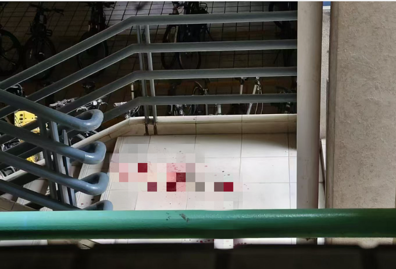 中國廣東工業大學宿舍17日驚傳砍殺案，宿舍的樓梯間則是滿地血跡。 圖：翻攝X（前推特）