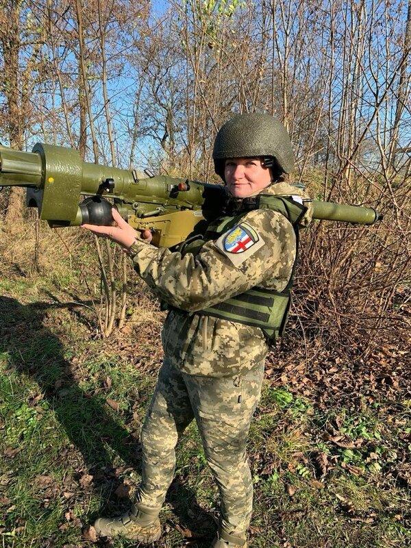 烏克蘭女兵格拉巴丘克摧毀了 Igla 便攜式防空系統中的 1 枚巡航飛彈。 圖：翻攝自 NOELREPORTS X 帳號