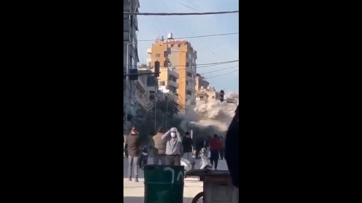 以軍持續對黎巴嫩境內的真主黨據點發動攻擊，許多黎巴嫩民眾與記者也紛紛前往現場，近距離觀賞真主黨建築被炸毀的過程。 圖：擷取自 @Israelwaronhama X 分享影片