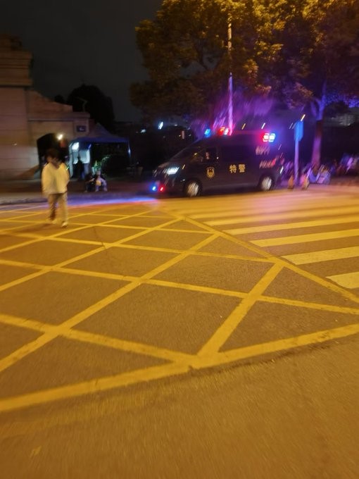 江蘇省宜興無錫工藝職業技術學院發生無差別砍人案，官方通報稱該事件造成至少 8 人死亡、17 人受傷，兇手逃亡中，特警全面戒備。  圖: 擷自X帳號@fang_danie121