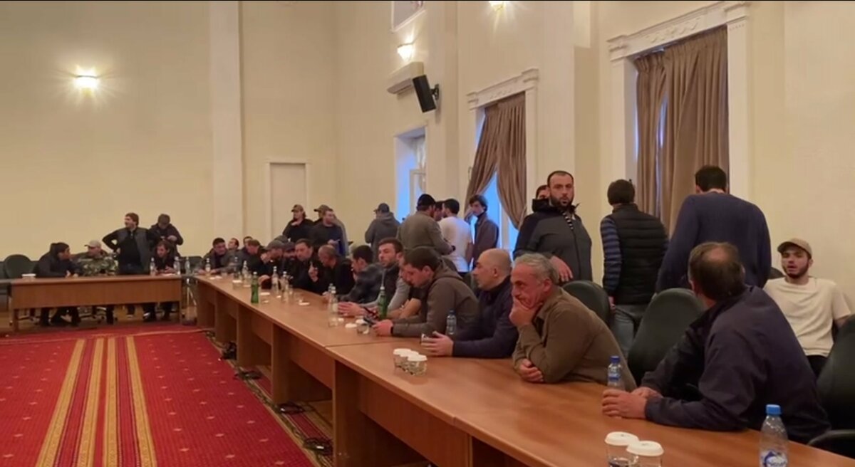 抗議者表示，他們將留在議會大樓內，直到巴扎尼亞辭職。 圖：翻攝自 Artur Rehi X 帳號