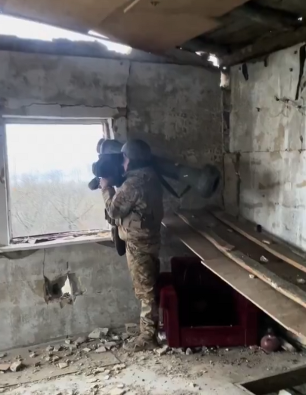 烏軍在頓內茨克 Novomykhailivka 村附近用FGM-148 標槍反坦克飛彈摧毀俄軍裝備。 圖：翻攝自 NOELREPORTS X 帳號
