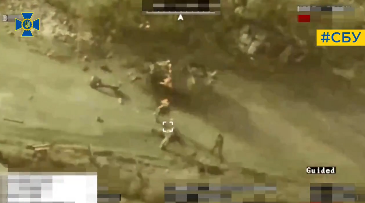 烏克蘭國家安全局單位 Alpha 操作的 FPV 無人機，深入某處戰場的俄軍後方陣地。 圖：翻攝自 NOELREPORTS X 帳號
