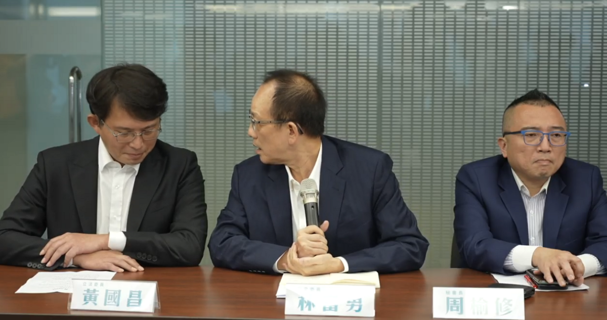 民眾黨中央委員、緊急應變小組共同召集人林富男（中）轉過頭詢問黃國昌（左），他跟黃國昌、李偉華3位共同召集人從來沒有意見相左過，「對嗎？」黃聽聞後笑笑點頭。 圖：翻攝民眾黨直播